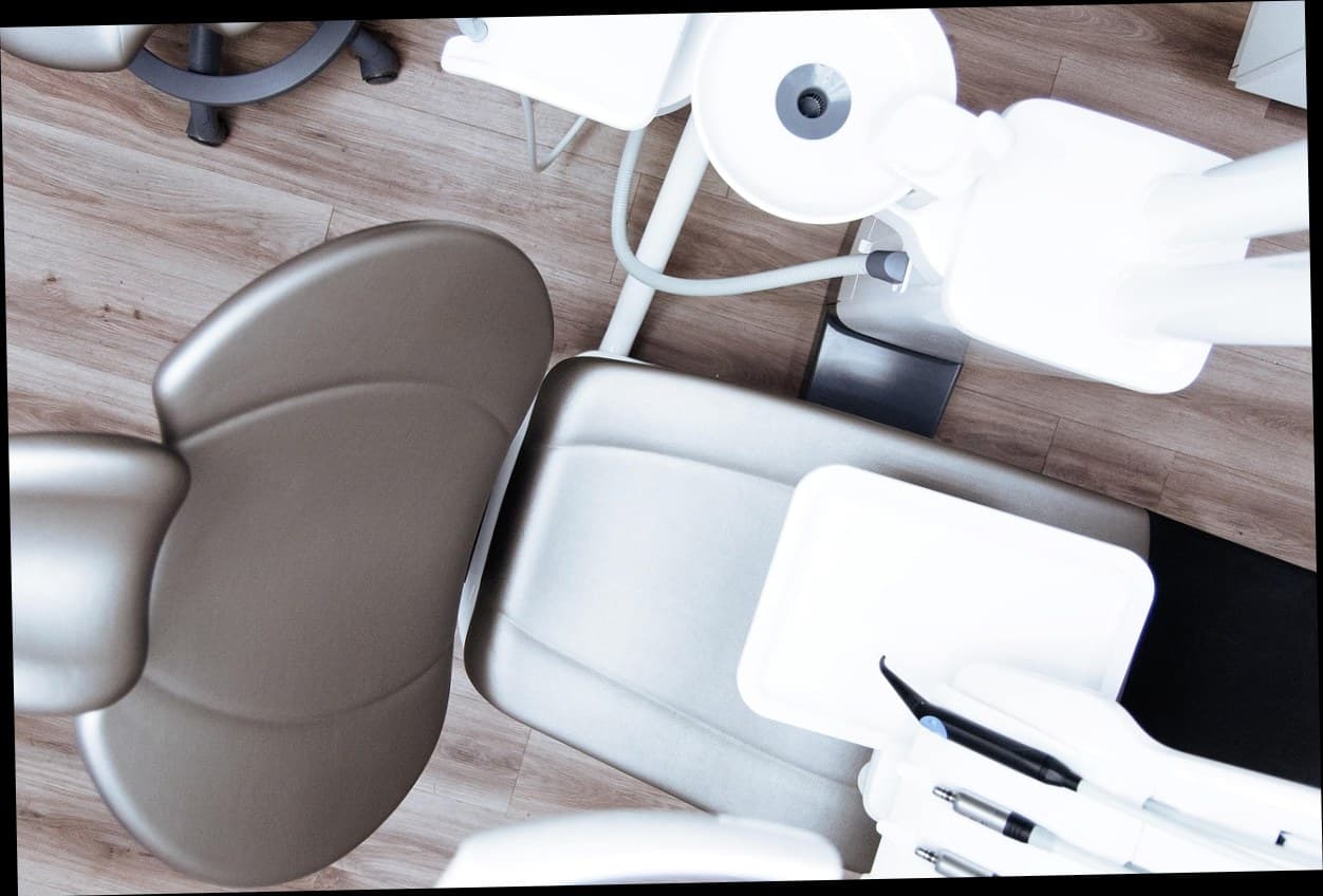 Manajemen klinik sedang mendiskusikan sistem komisi terapis dengan stafnya