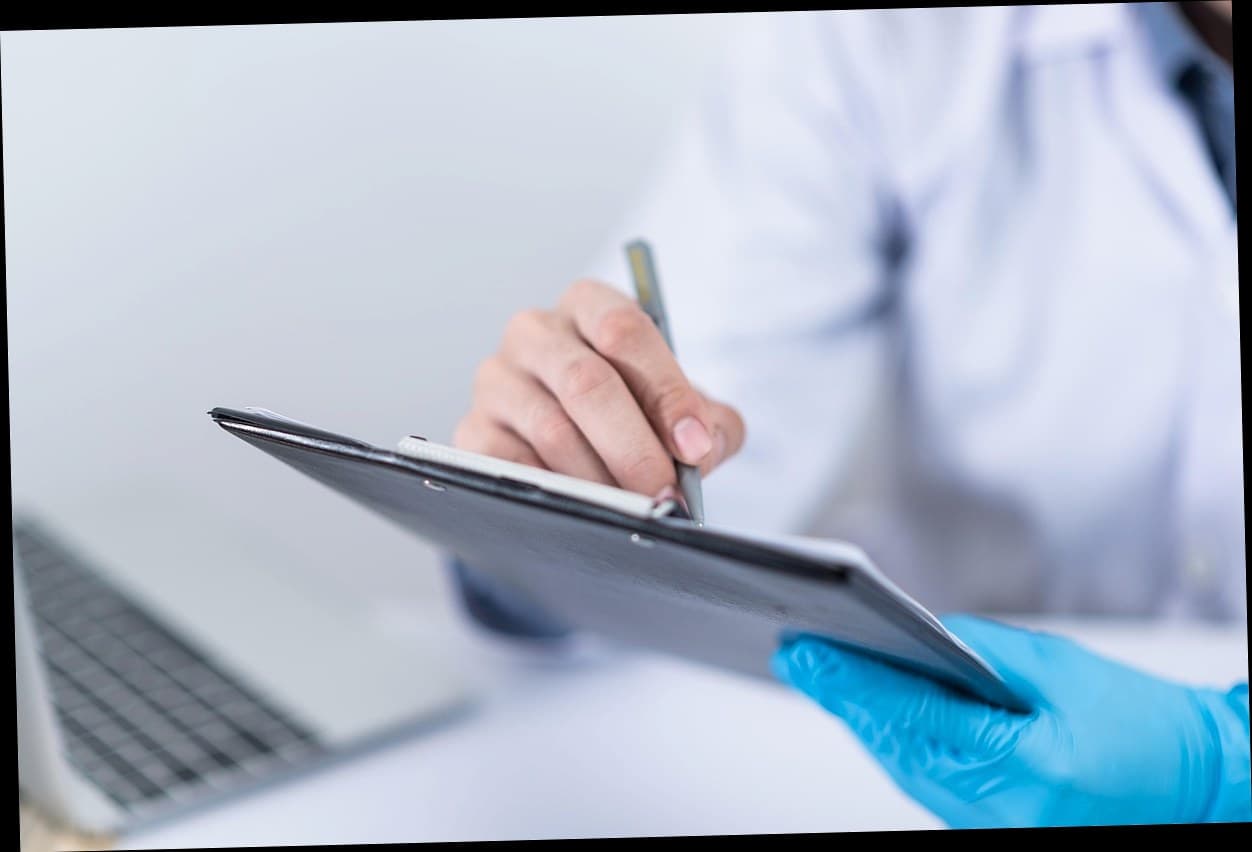 Dokter konsultasi dengan pasien di klinik kecantikan modern