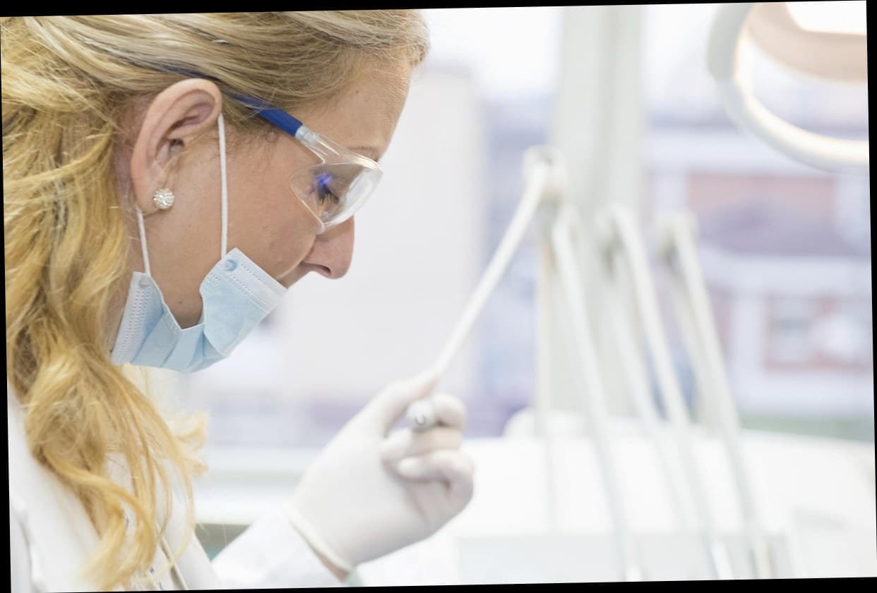 Pelanggan klinik kecantikan menggunakan aplikasi poin reward di smartphone