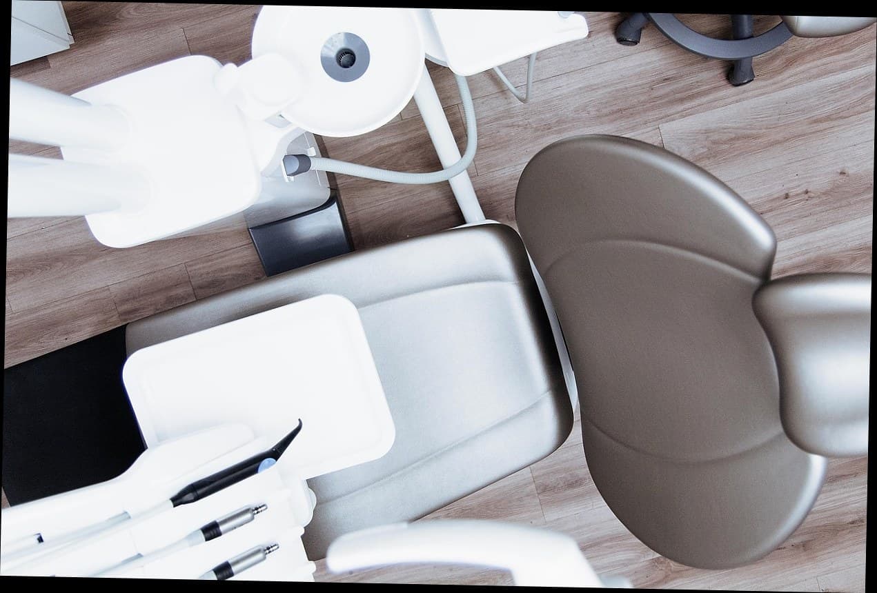 Pemilik klinik sedang menggunakan tablet untuk mengelola data pasien dengan software klinik estetika