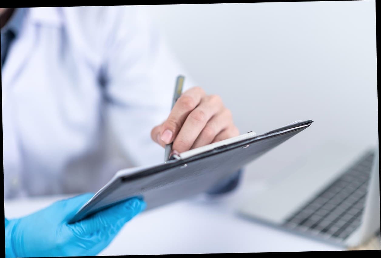 Dokter klinik kecantikan sedang berkonsultasi dengan pasien tentang daftar harga perawatan