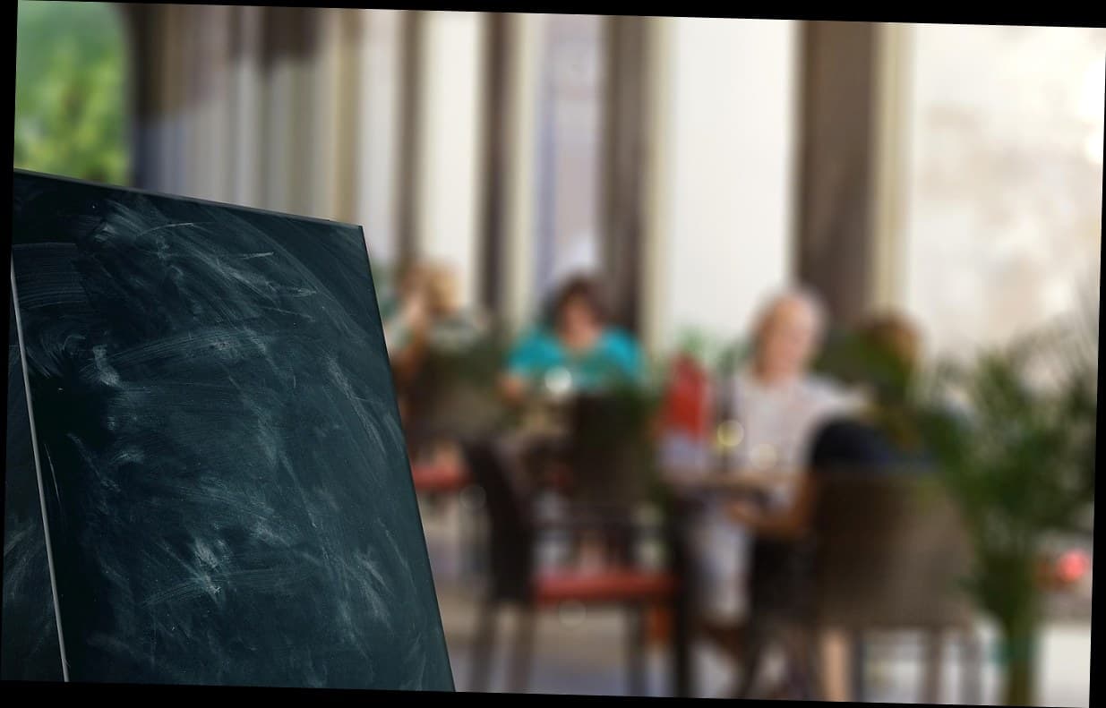 Papan menu treatment di klinik kecantikan modern dengan berbagai pilihan perawatan