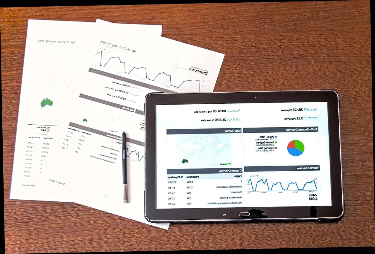 Pemilik klinik kecantikan modern memonitor sistem manajemen klinik di tablet