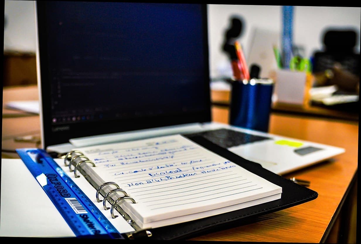 Tampilan dashboard manajemen klinik kecantikan di layar komputer tablet