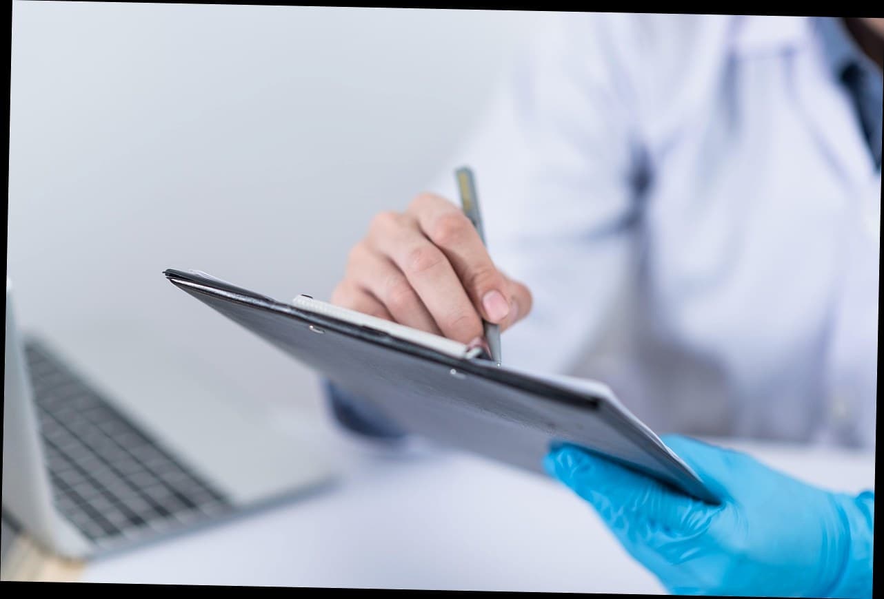 Dokter klinik kecantikan sedang berkonsultasi dengan pasien di ruangan modern