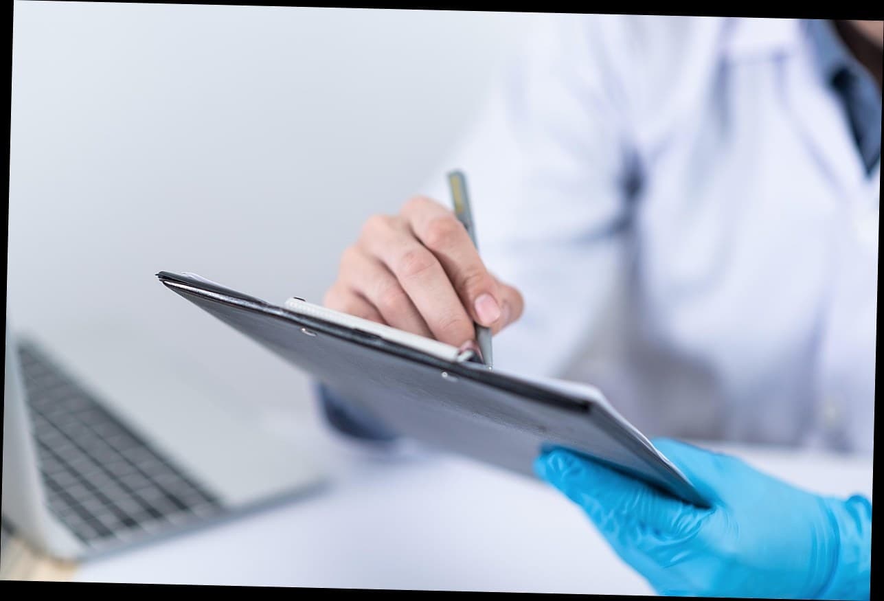 Dokter klinik kecantikan sedang berkonsultasi dengan pasien di ruang praktik modern