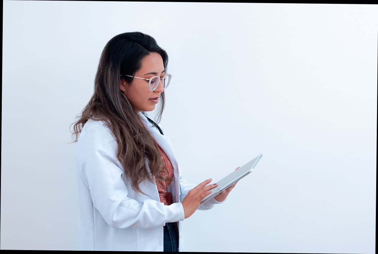 Ilustrasi teknologi digital untuk manajemen klinik kecantikan modern di Indonesia