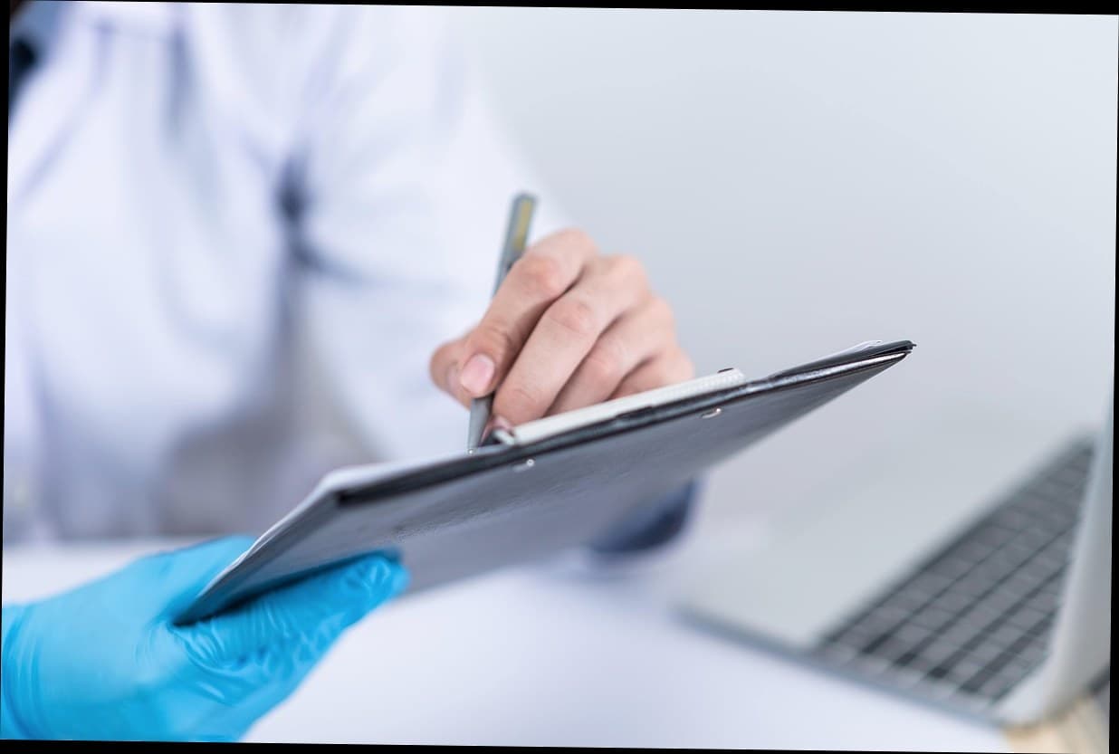 Konsultan klinik kecantikan sedang menjelaskan katalog treatment kepada klien