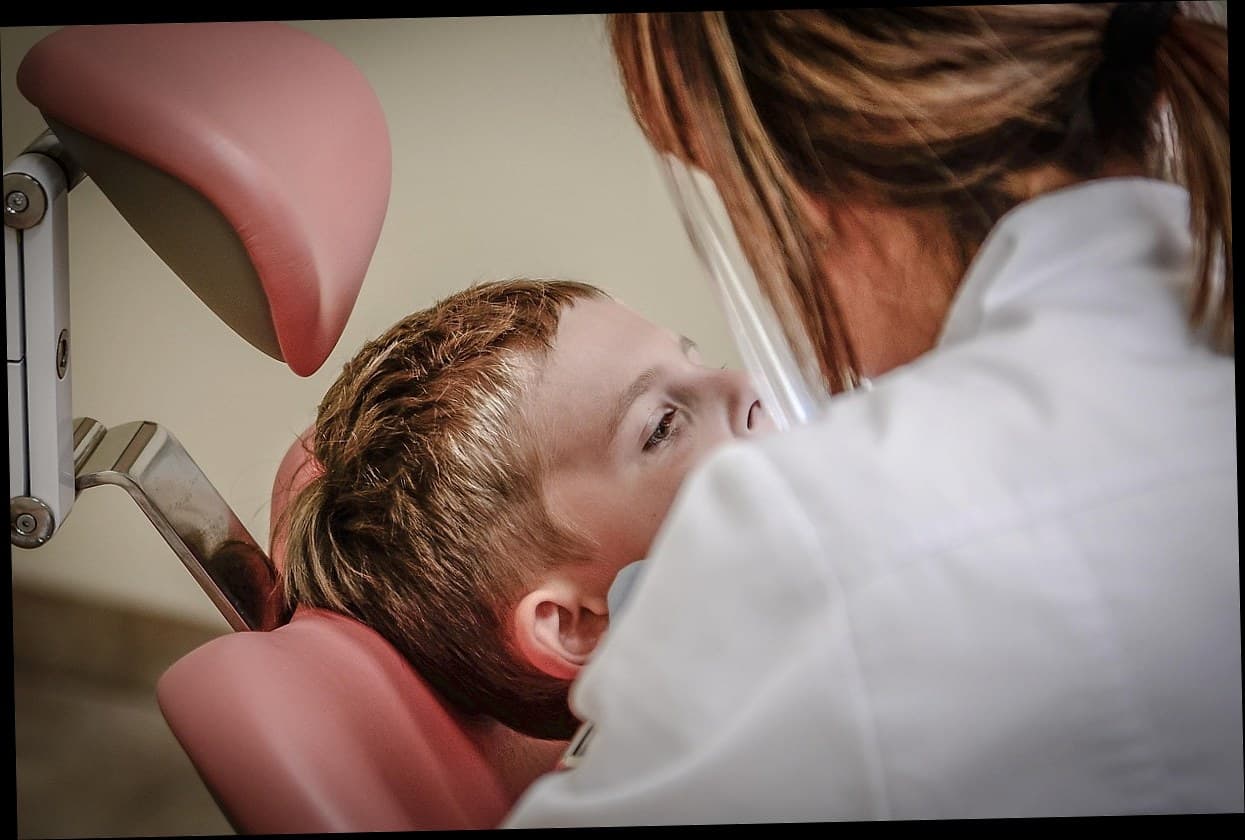 Konsultan sedang menjelaskan program membership kepada pelanggan klinik kecantikan