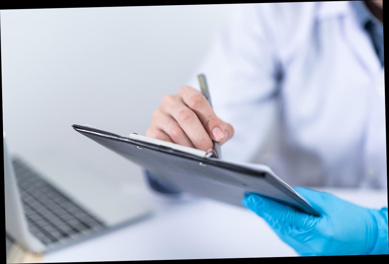 Dokter sedang berkonsultasi dengan pasien di klinik kecantikan modern