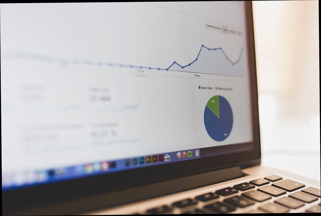 Laporan Omzet Klinik Kecantikan: Excel vs Sistem Otomatis