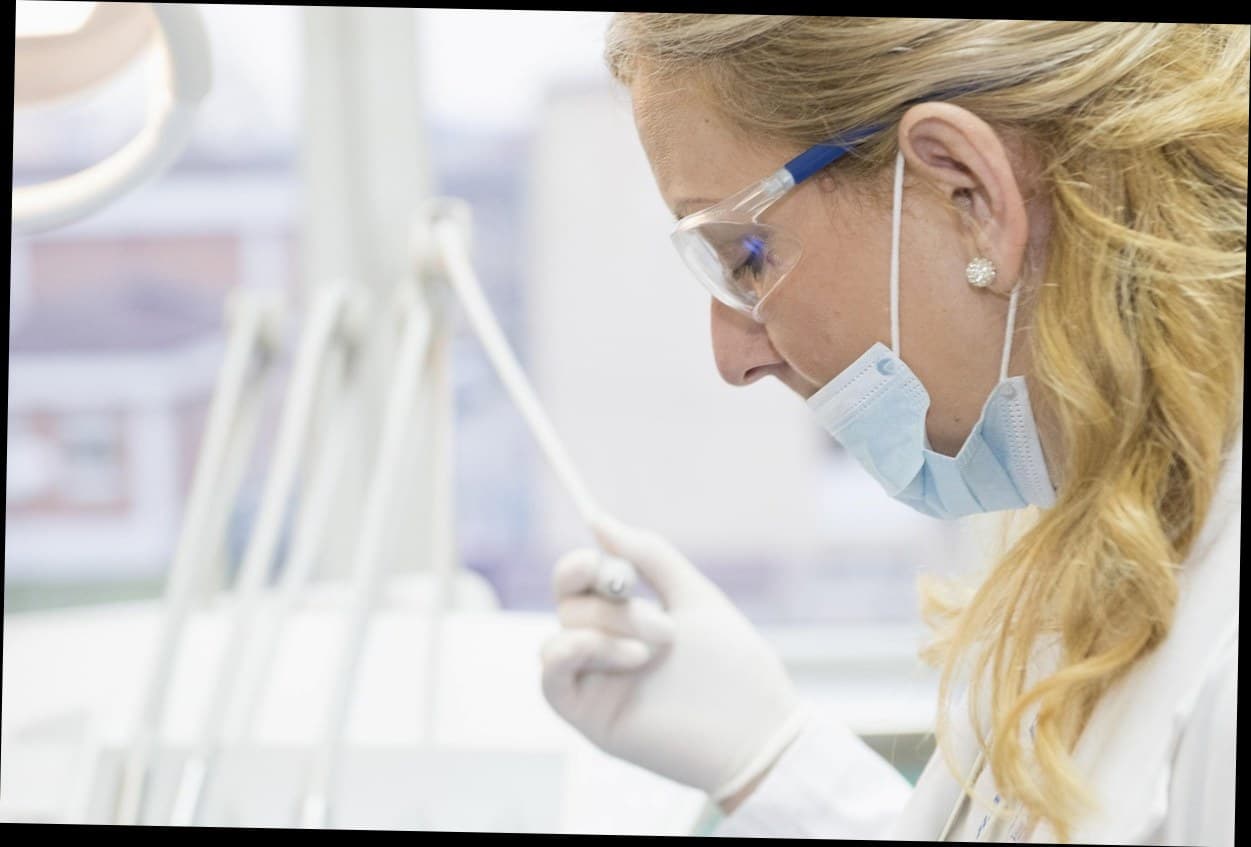 Pemilik klinik kecantikan memegang kartu member dengan desain modern untuk program loyalitas pasien