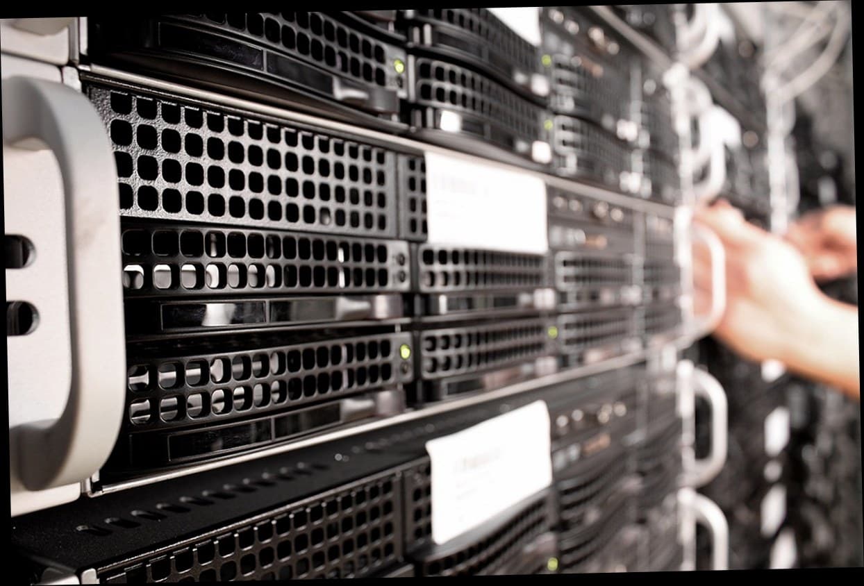 Tampilan dashboard manajemen database pelanggan klinik kecantikan di layar laptop