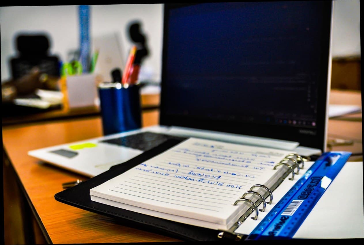 Tampilan dashboard sistem manajemen klinik kecantikan di laptop