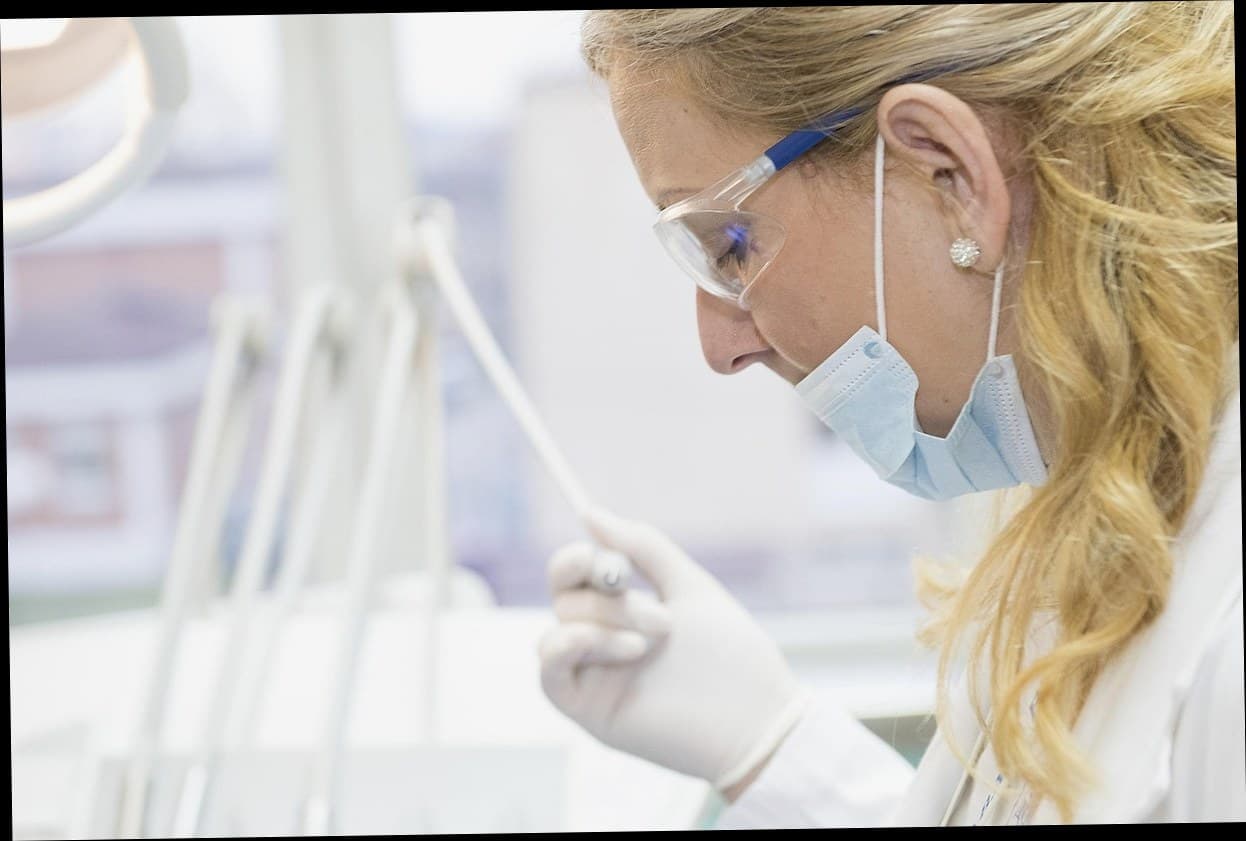 Tampilan sistem POS digital untuk klinik kecantikan modern dengan dashboard pelanggan