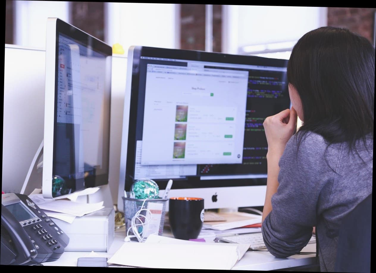 Pemilik klinik kecantikan menganalisis strategi penjualan di laptop