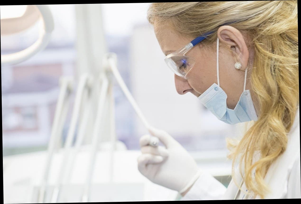 Ilustrasi pengelolaan klinik kecantikan dengan aplikasi digital di tablet