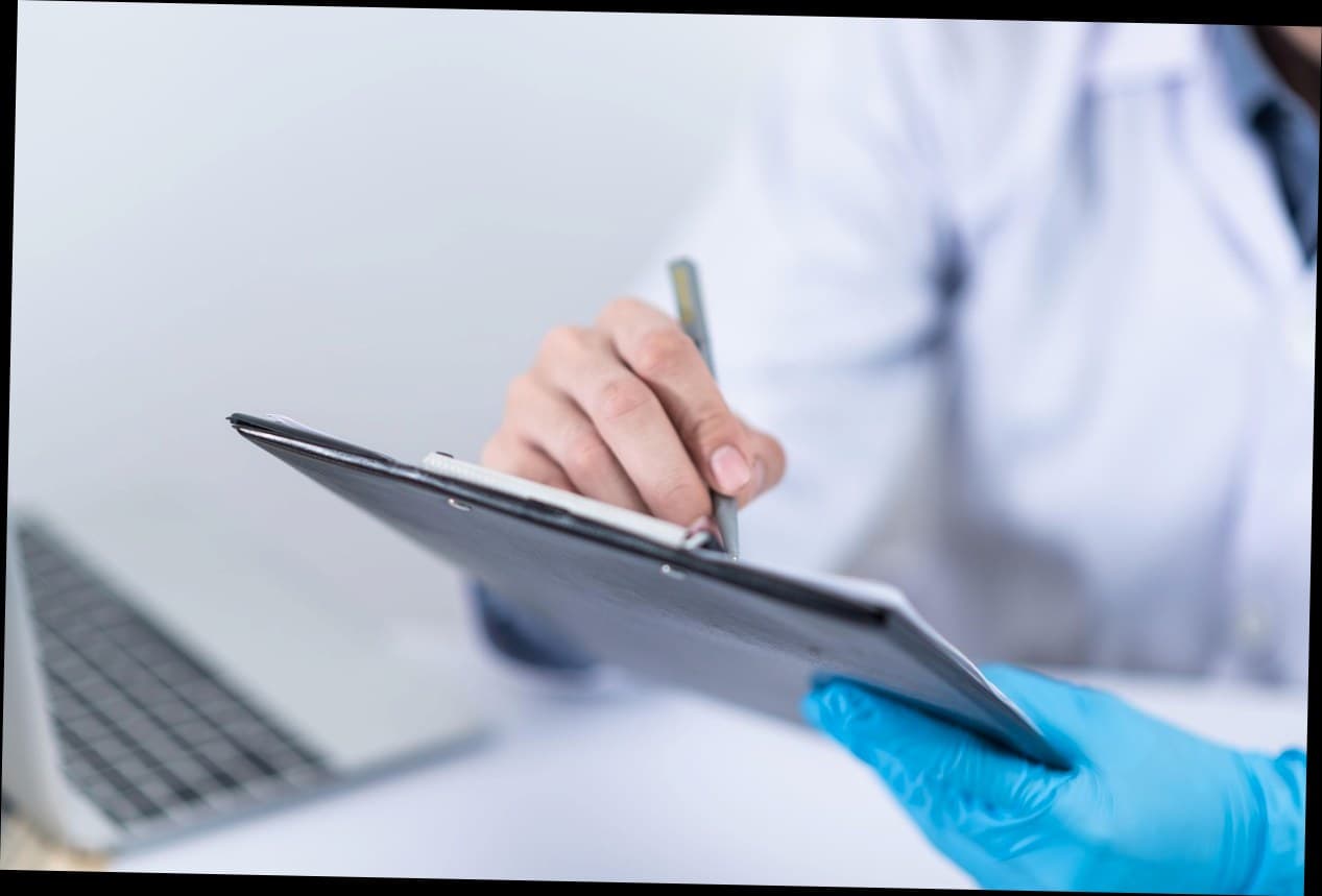 Dokter sedang berkonsultasi dengan pasien di klinik kecantikan modern