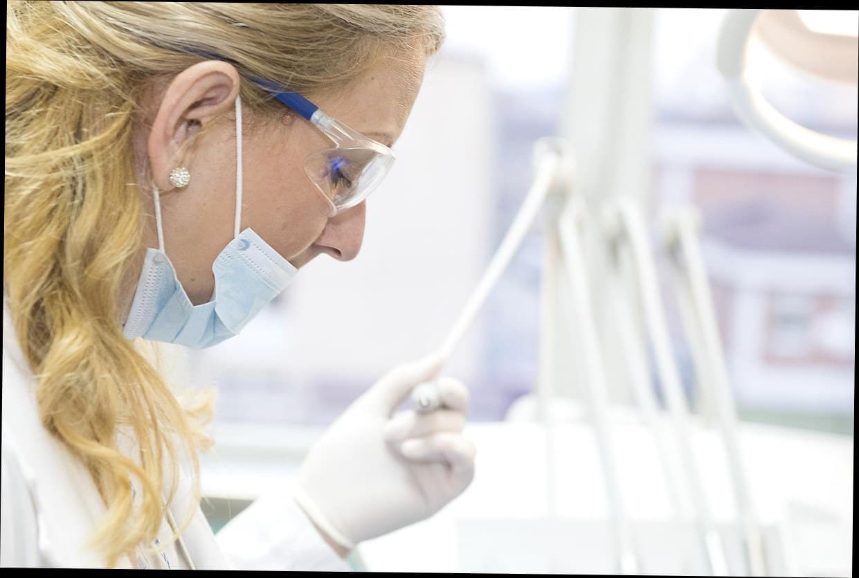 Ilustrasi pengelolaan layanan klinik kecantikan dengan teknologi modern