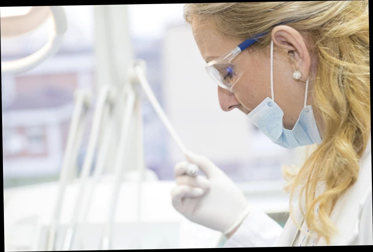 Pemilik klinik kecantikan mengelola pasien melalui aplikasi dashboard