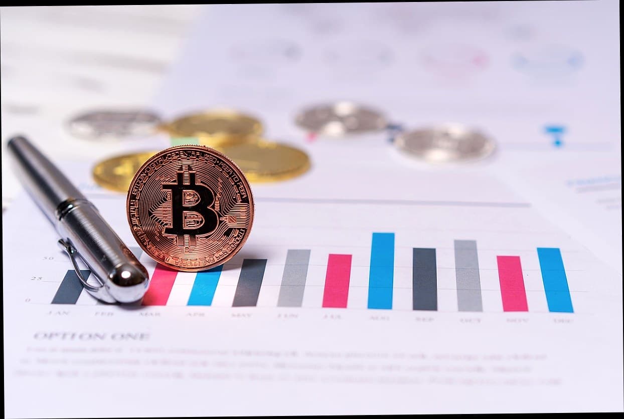 Manajer klinik sedang menganalisis laporan pendapatan klinik pada tablet.