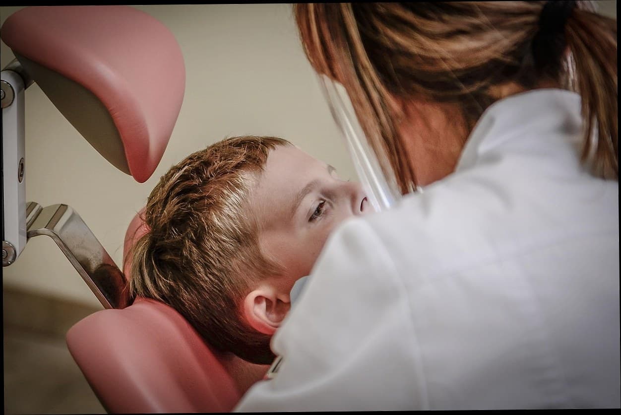 Seorang dokter klinik kecantikan sedang berdiskusi serius dengan pasien mengenai program perawatan.