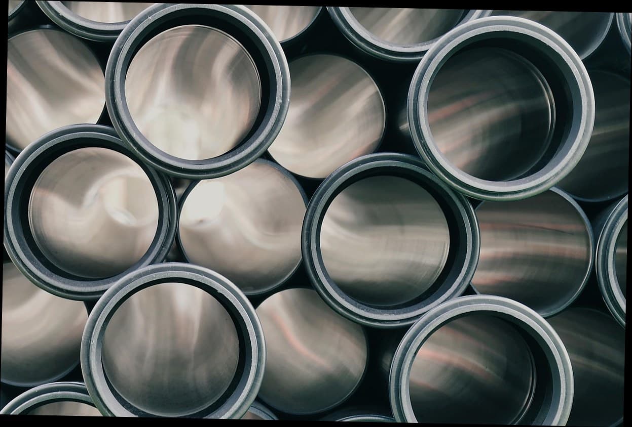 Staf klinik kecantikan menggunakan aplikasi kasir modern di meja resepsionis