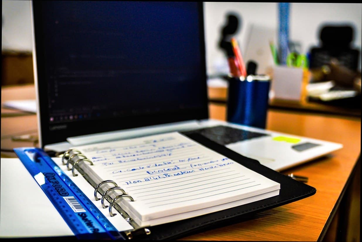 Tampilan dashboard manajemen aplikasi klinik kecantikan di layar laptop