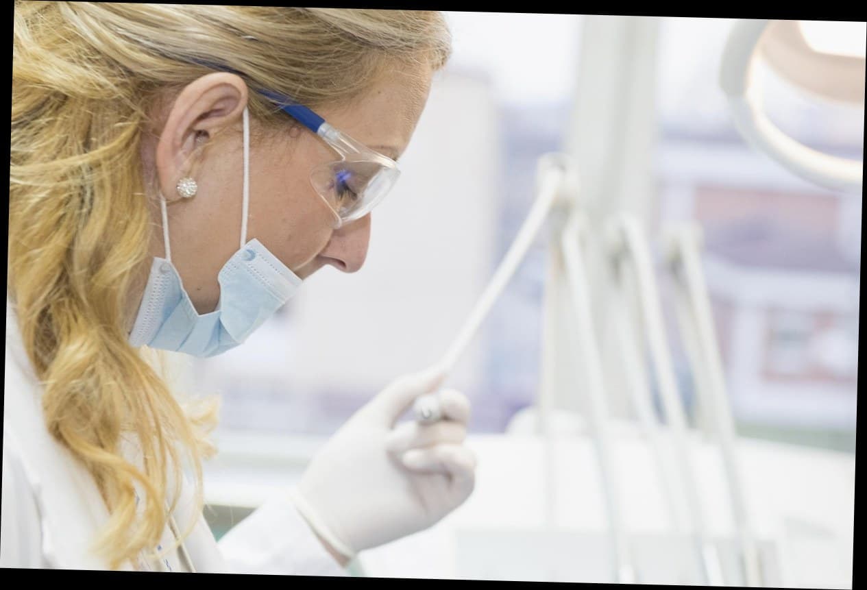 Dalam 2 Tahun, Klinik Tanpa Sistem Akan Kalah: Perbandingan Software Klinik Kecantikan yang Wajib Anda Tahu