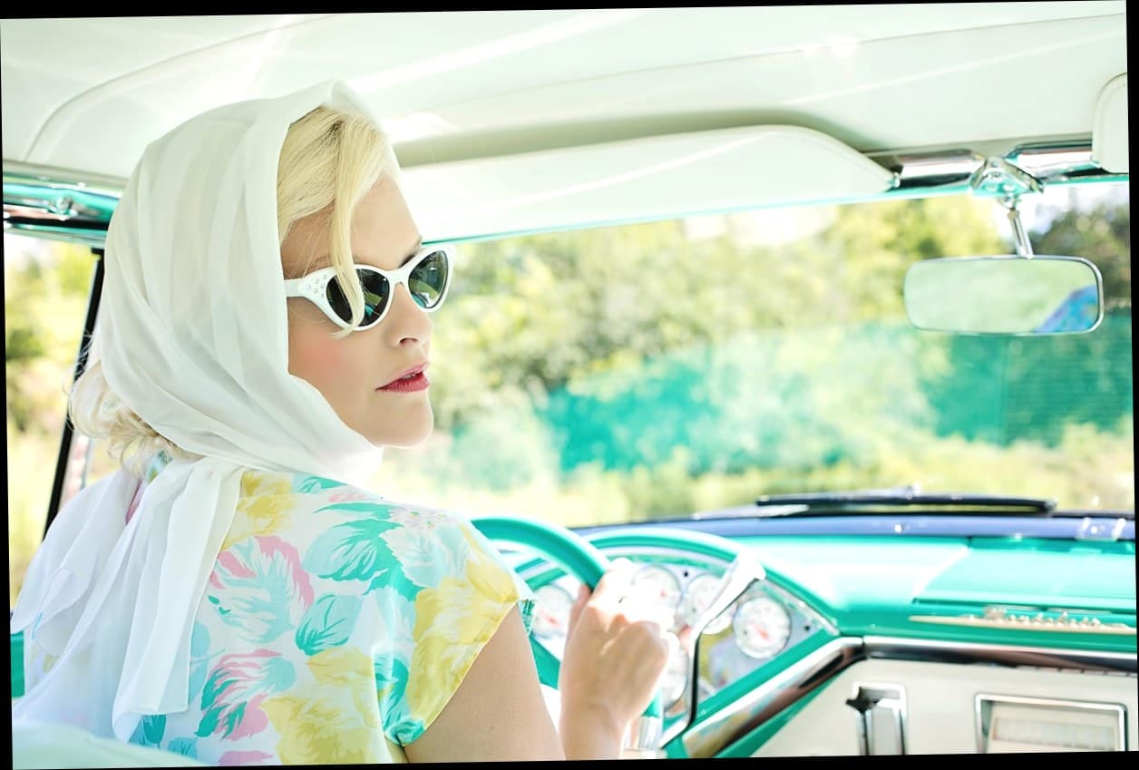 Tampilan dashboard manajemen klinik kecantikan modern di laptop.