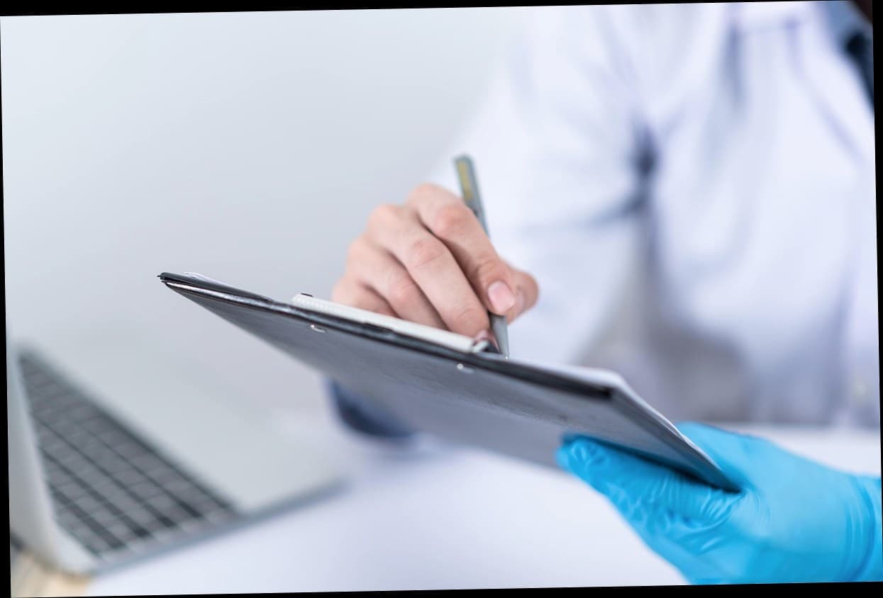 Konsultasi layanan di klinik kecantikan modern dengan dokter profesional