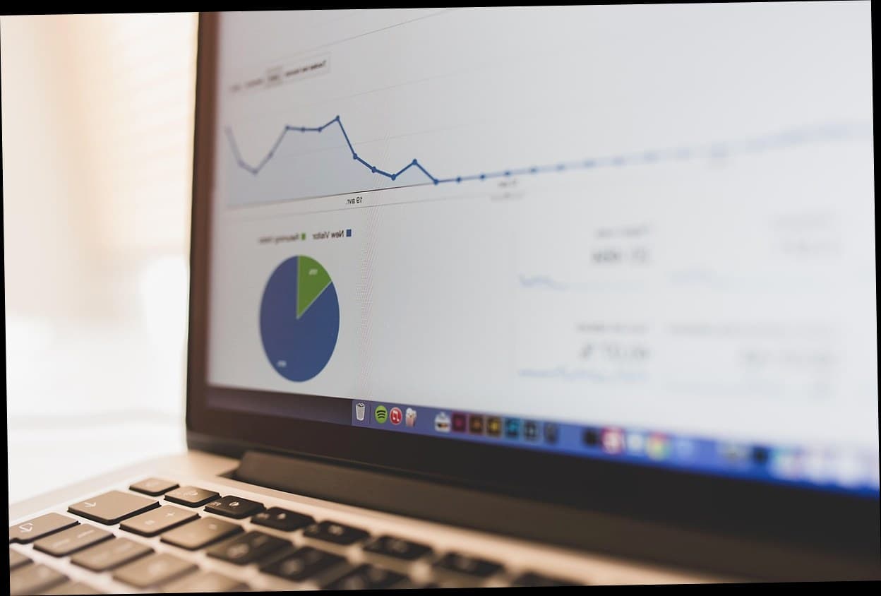 Tampilan dashboard laporan pendapatan klinik kecantikan dengan grafik analitik
