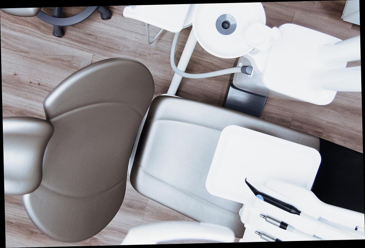 Konsultan sedang menjelaskan data retensi pelanggan klinik kecantikan kepada pemilik usaha