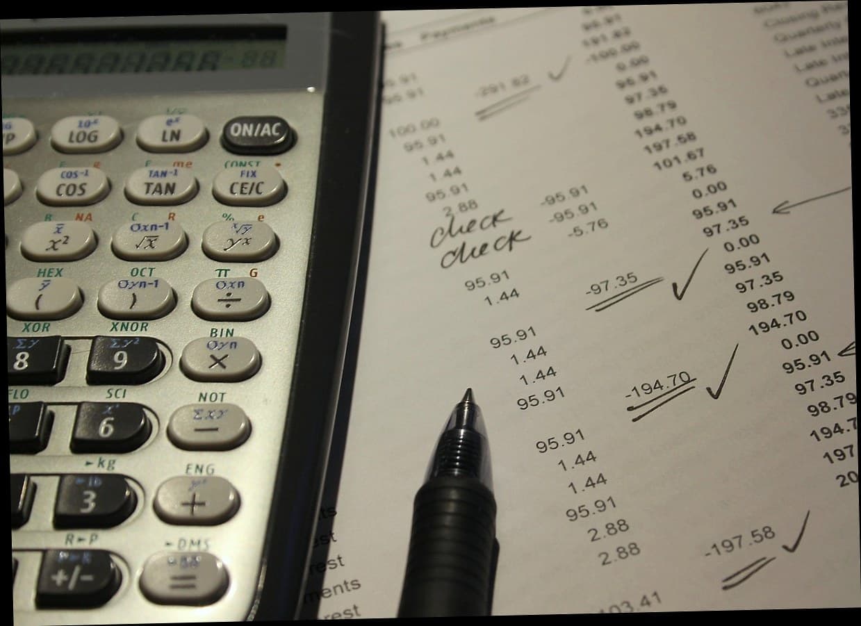 Grafik laporan keuangan klinik kecantikan dengan analisis profit