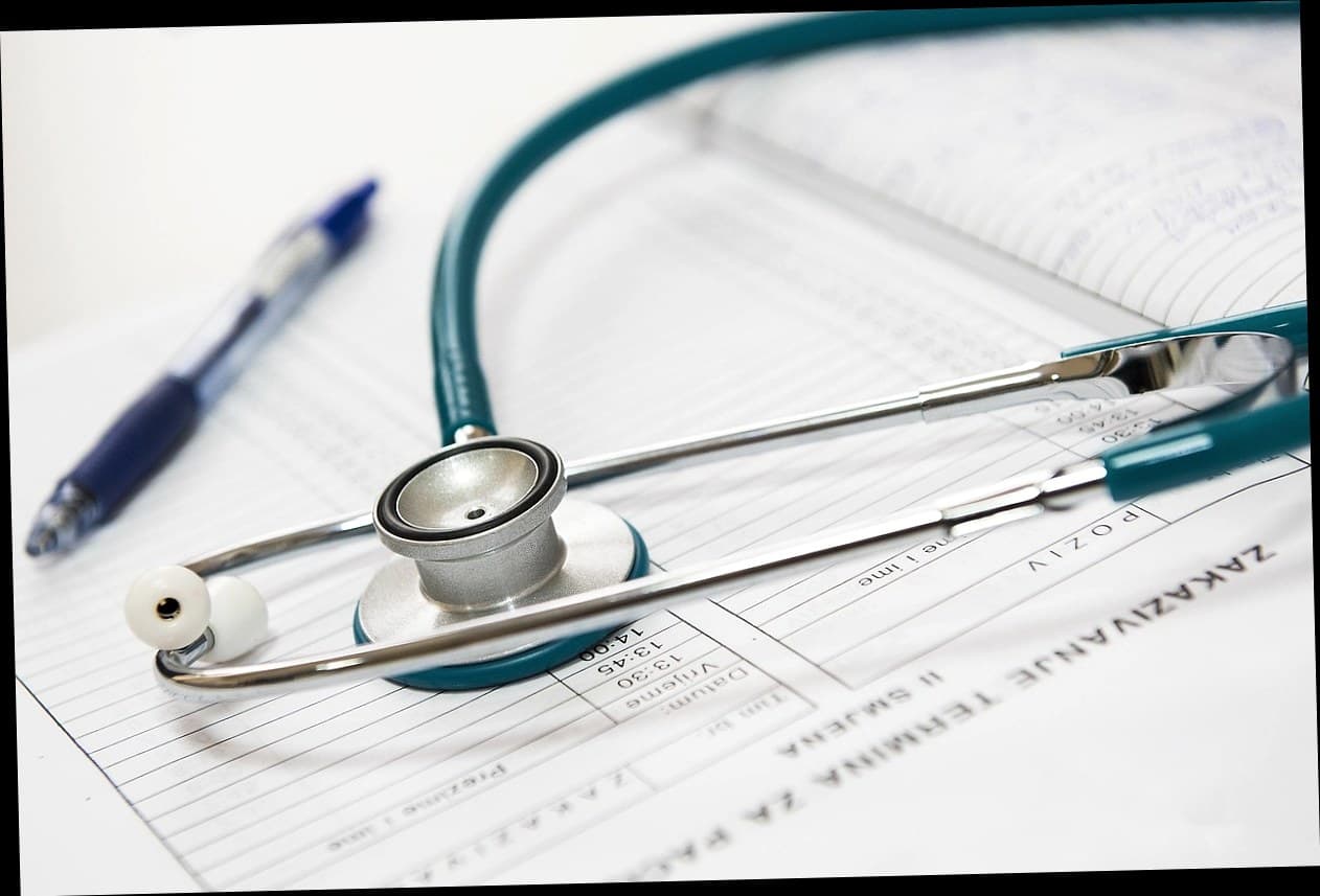 Staf klinik kecantikan sedang mengatur jadwal kunjungan pasien di tablet
