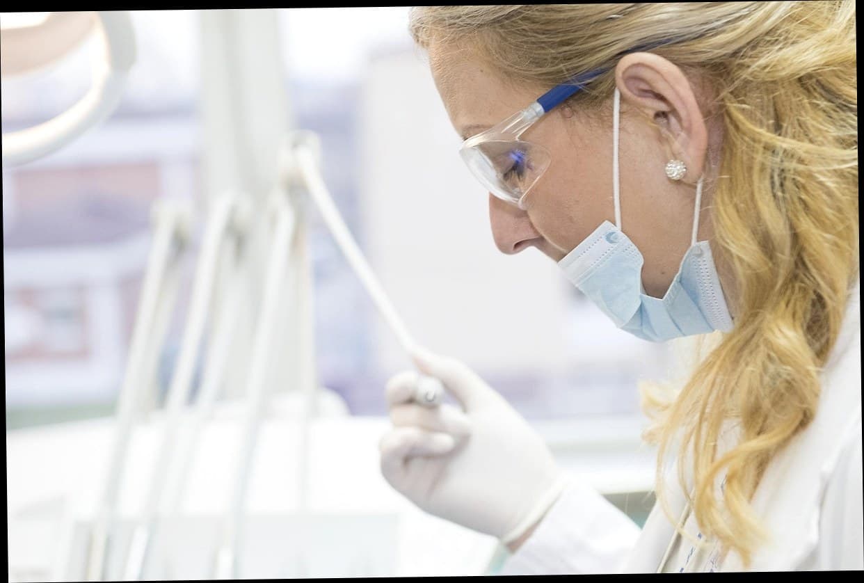 Pemilik klinik kecantikan mengelola bisnis dengan aplikasi salon kecantikan di tablet