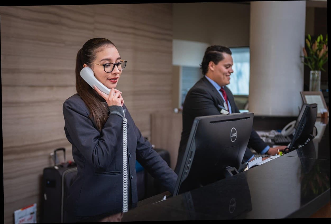 Staf klinik kecantikan sedang memeriksa sistem notifikasi otomatis di komputer