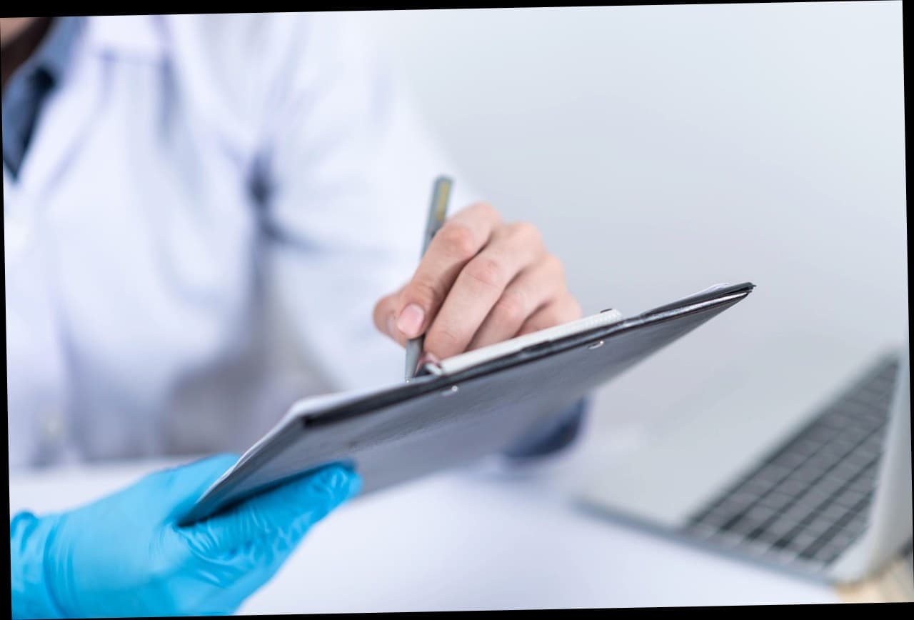 Dokter klinik kecantikan sedang berkonsultasi dengan pasien untuk menjaga kualitas layanan.