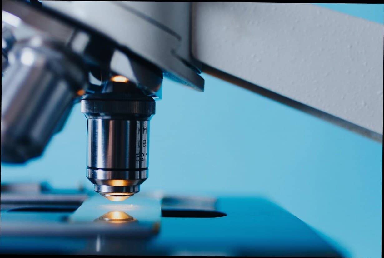 Pemilik klinik kecantikan sedang melayani pelanggan di ruang treatment modern