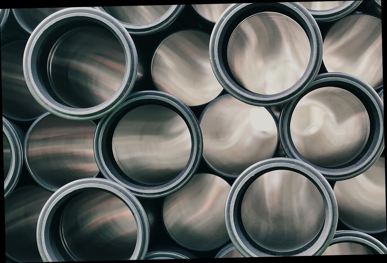 Pemilik klinik kecantikan menggunakan sistem POS digital modern untuk melayani pelanggan