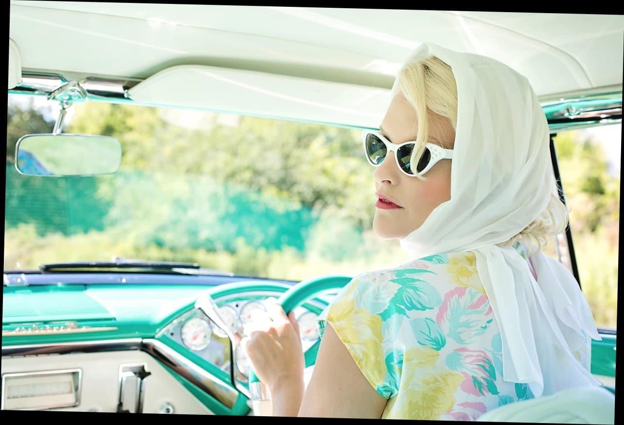 Tampilan aplikasi pelanggan klinik kecantikan menampilkan sistem poin dan membership di smartphone