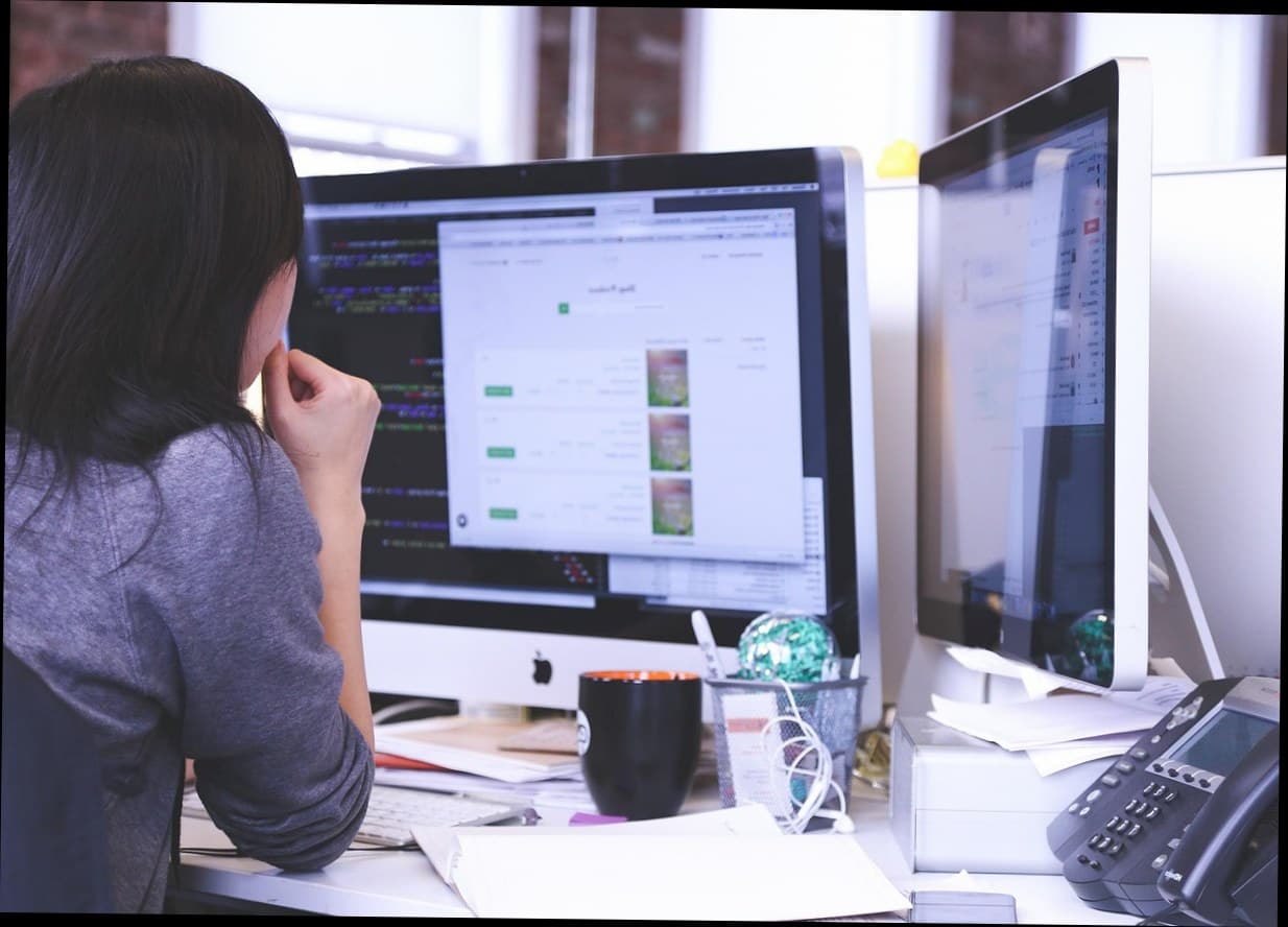 Pemilik klinik kecantikan sedang memeriksa laporan pendapatan menggunakan tablet.