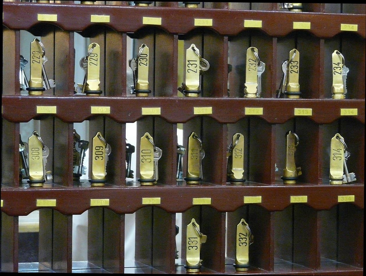 Resepsionis klinik kecantikan menggunakan aplikasi kasir modern untuk melayani pelanggan