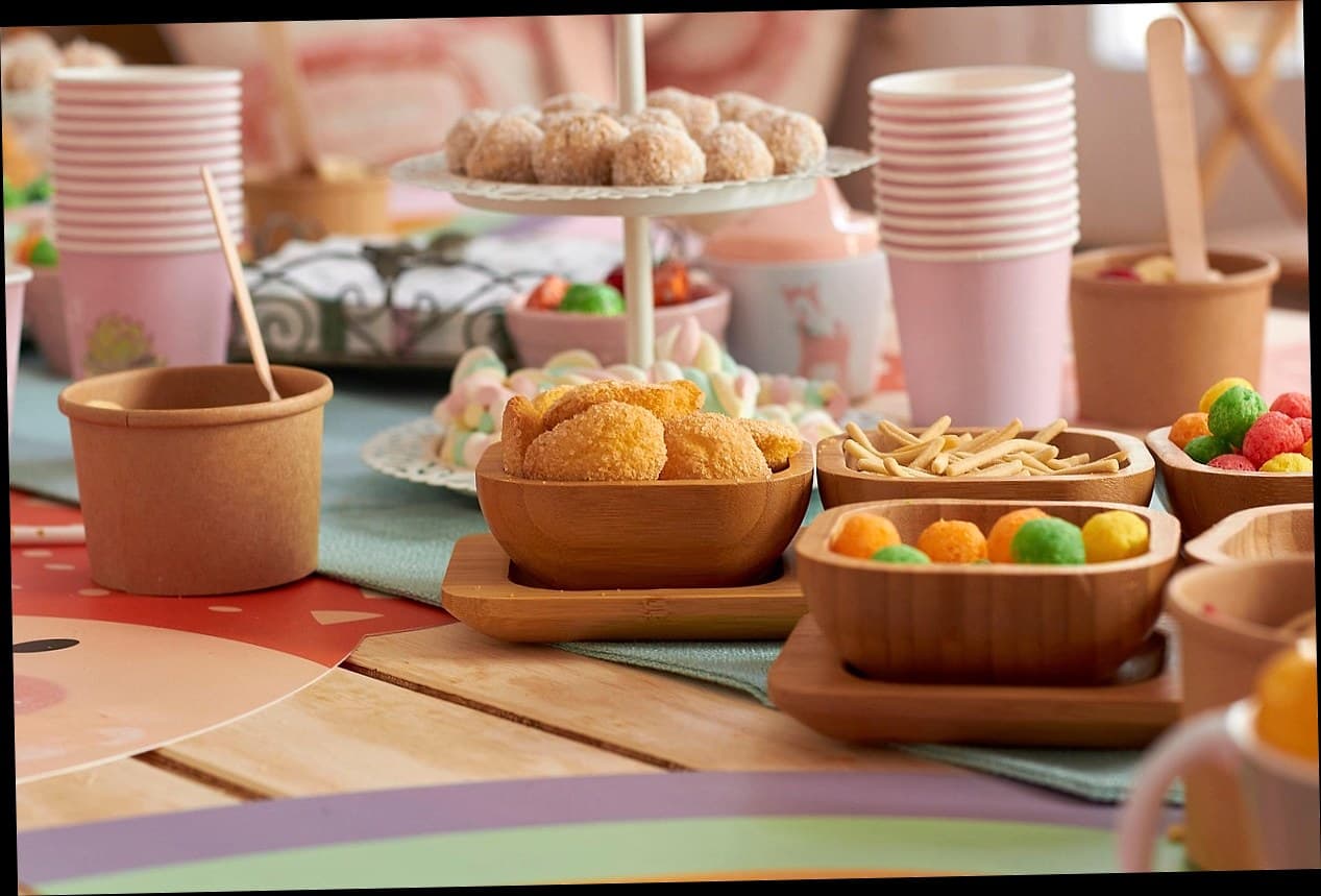 Staf klinik kecantikan memberikan ucapan ulang tahun kepada pelanggan dengan hadiah spesial