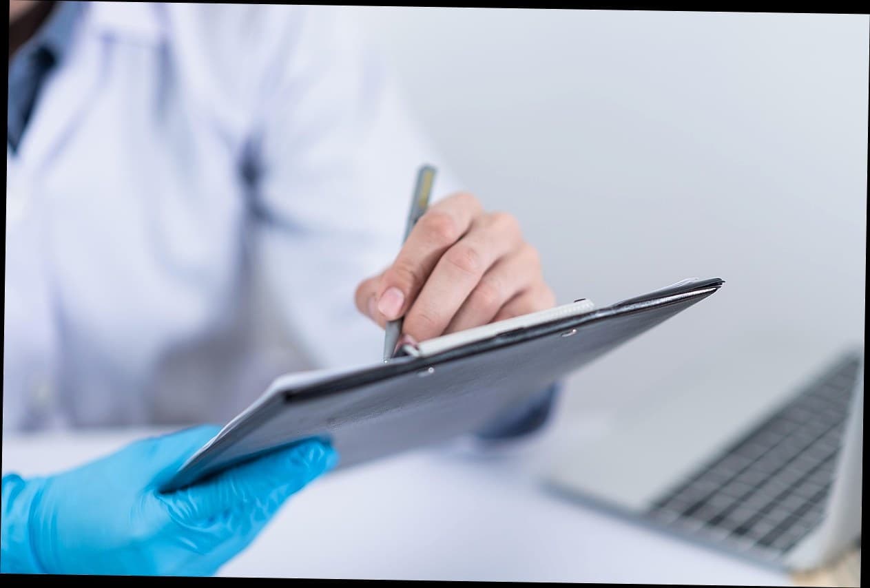 Konsultasi pasien di klinik kecantikan modern