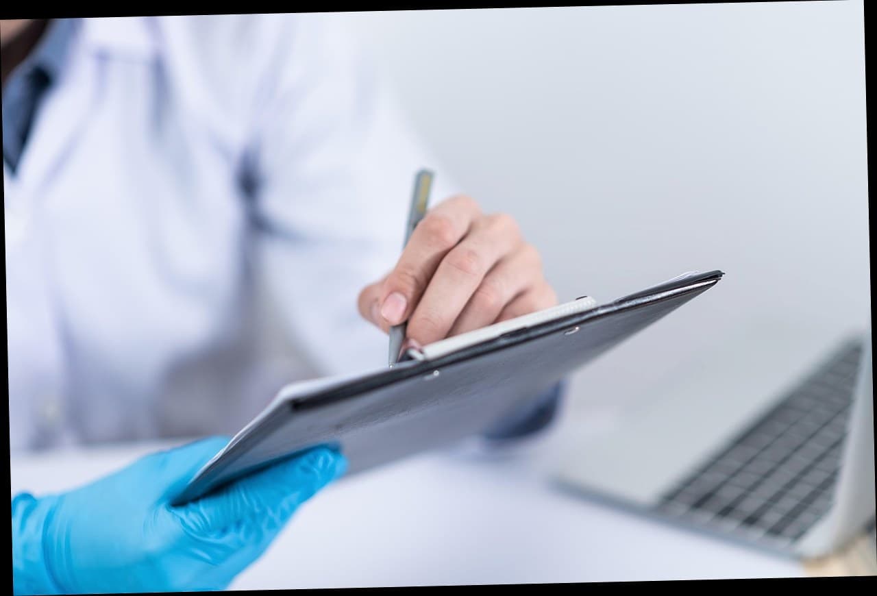 Dokter estetika berdiskusi dengan pasien tentang program perawatan di klinik kecantikan modern