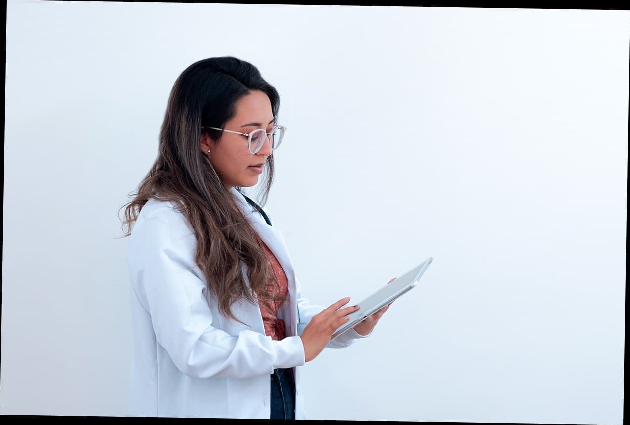 Bisnis Klinik di 2025: Apa yang Terjadi Jika Anda Mengabaikan Digitalisasi Klinik Kecantikan?