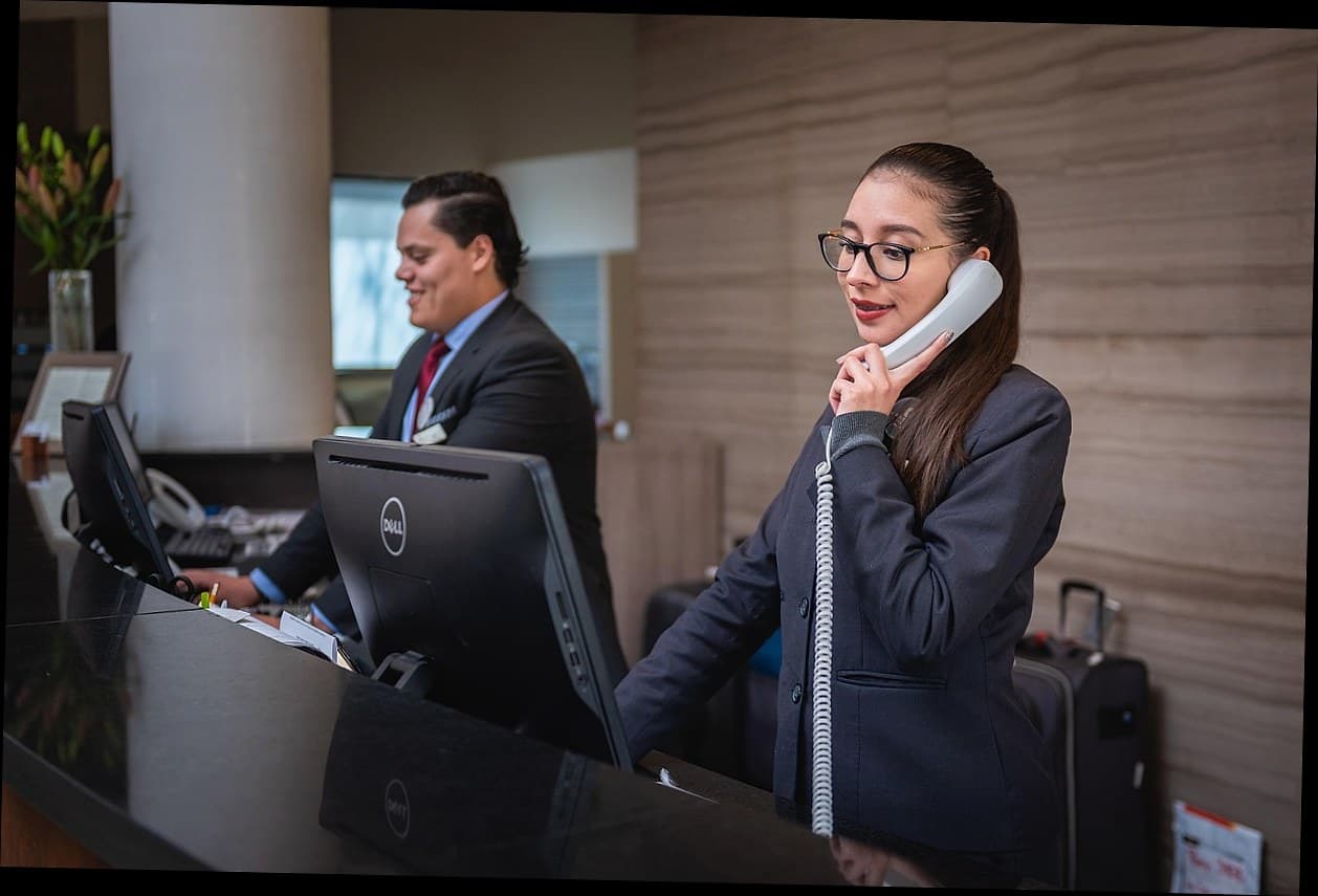 Pramuniaga klinik kecantikan menggunakan aplikasi kasir salon di tablet