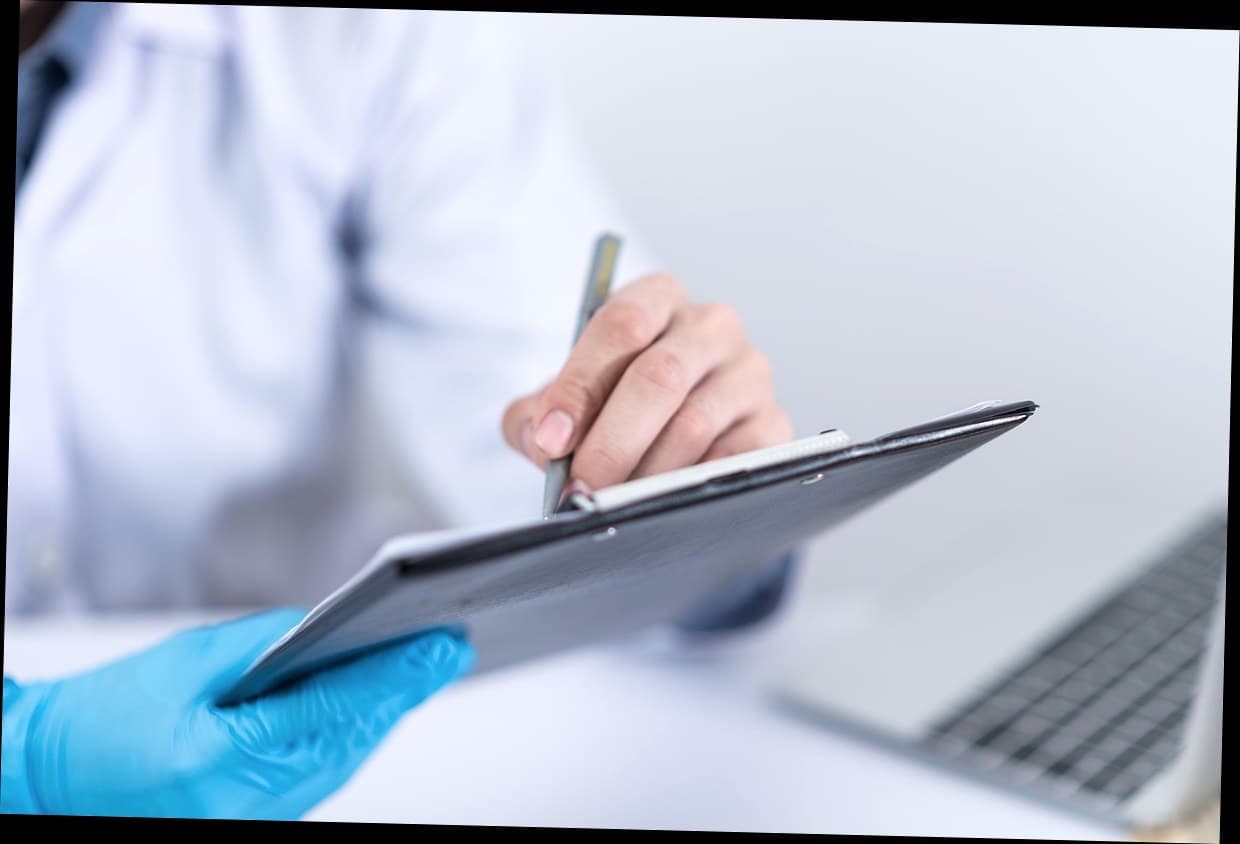 Dokter sedang berkonsultasi dengan pasien di dalam ruang klinik kecantikan yang modern.