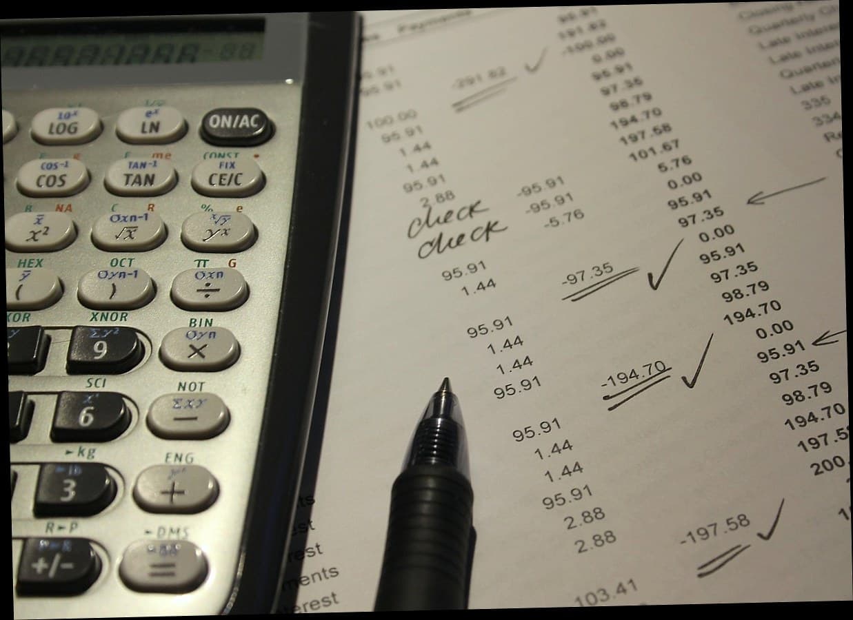 Pemilik klinik kecantikan sedang meninjau laporan keuangan di laptop